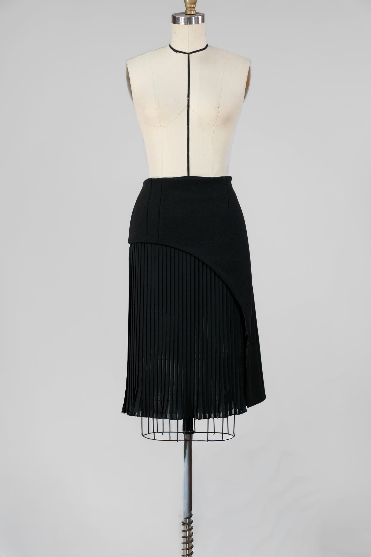 Noir Élan Pleated Skirt