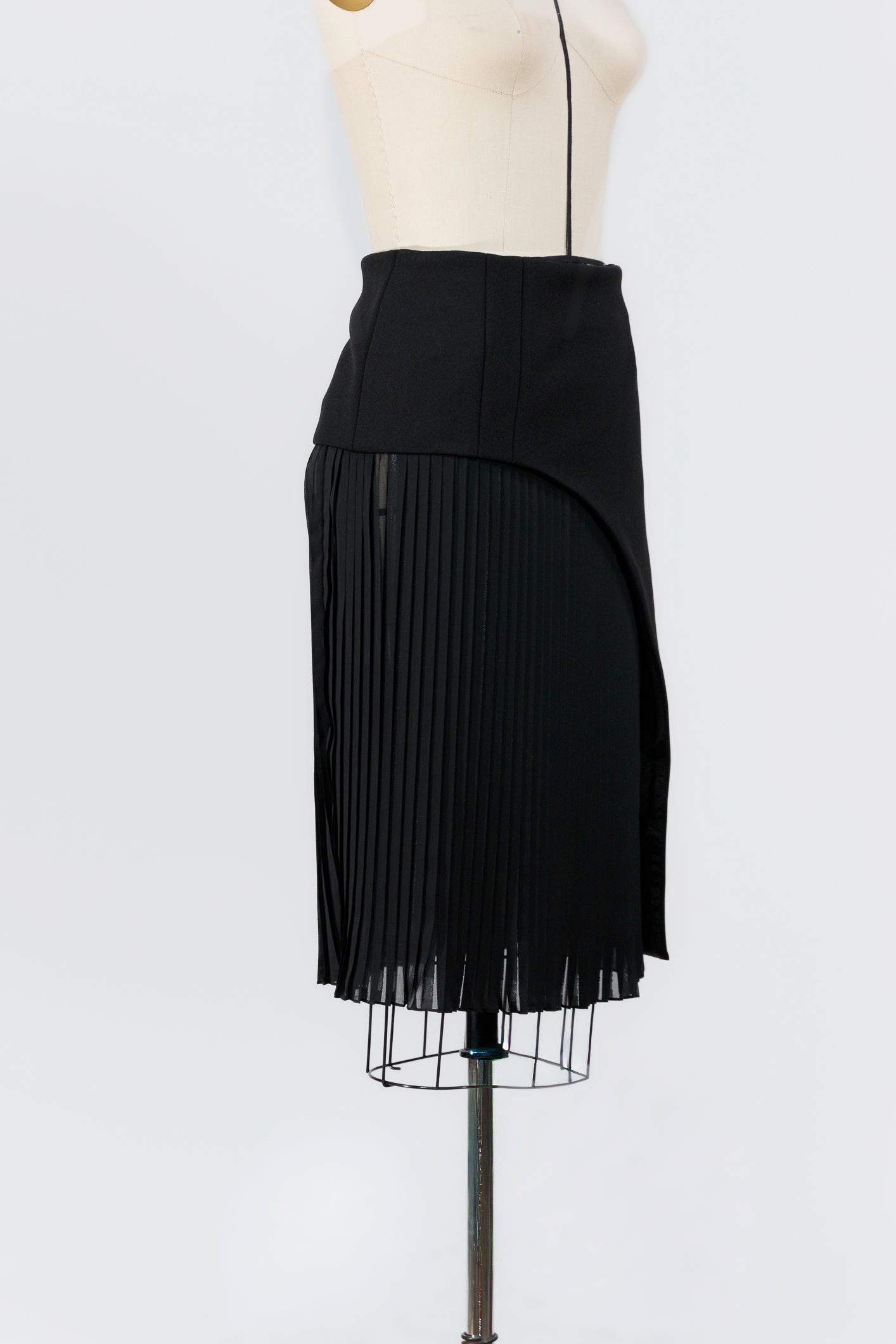 Noir Élan Pleated Skirt