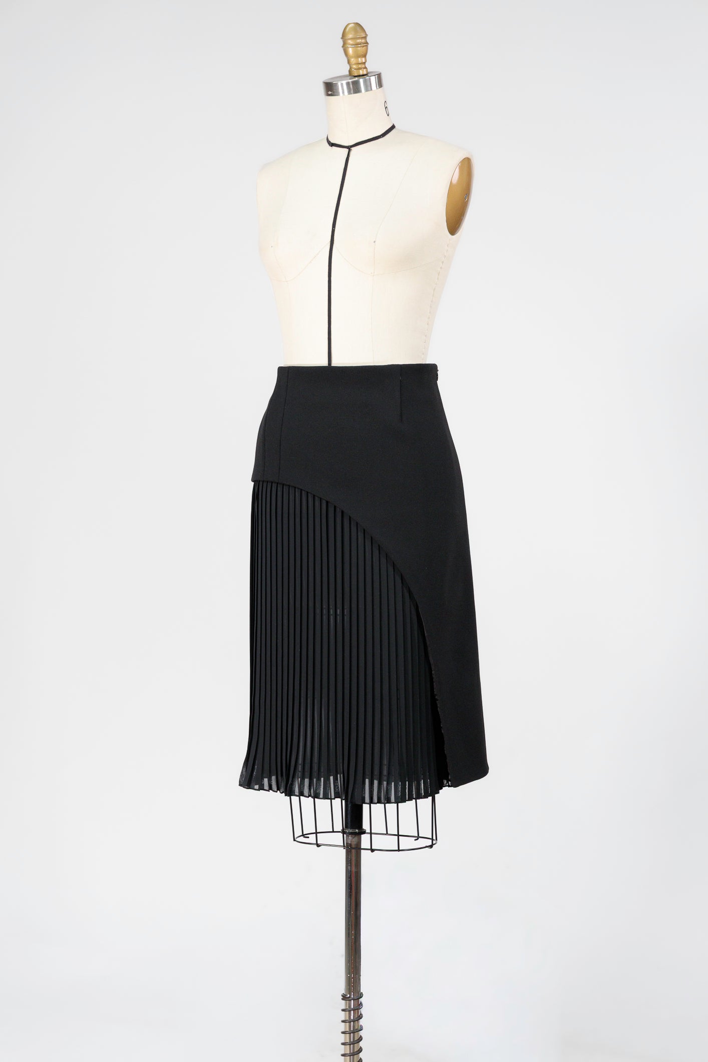 Noir Élan Pleated Skirt