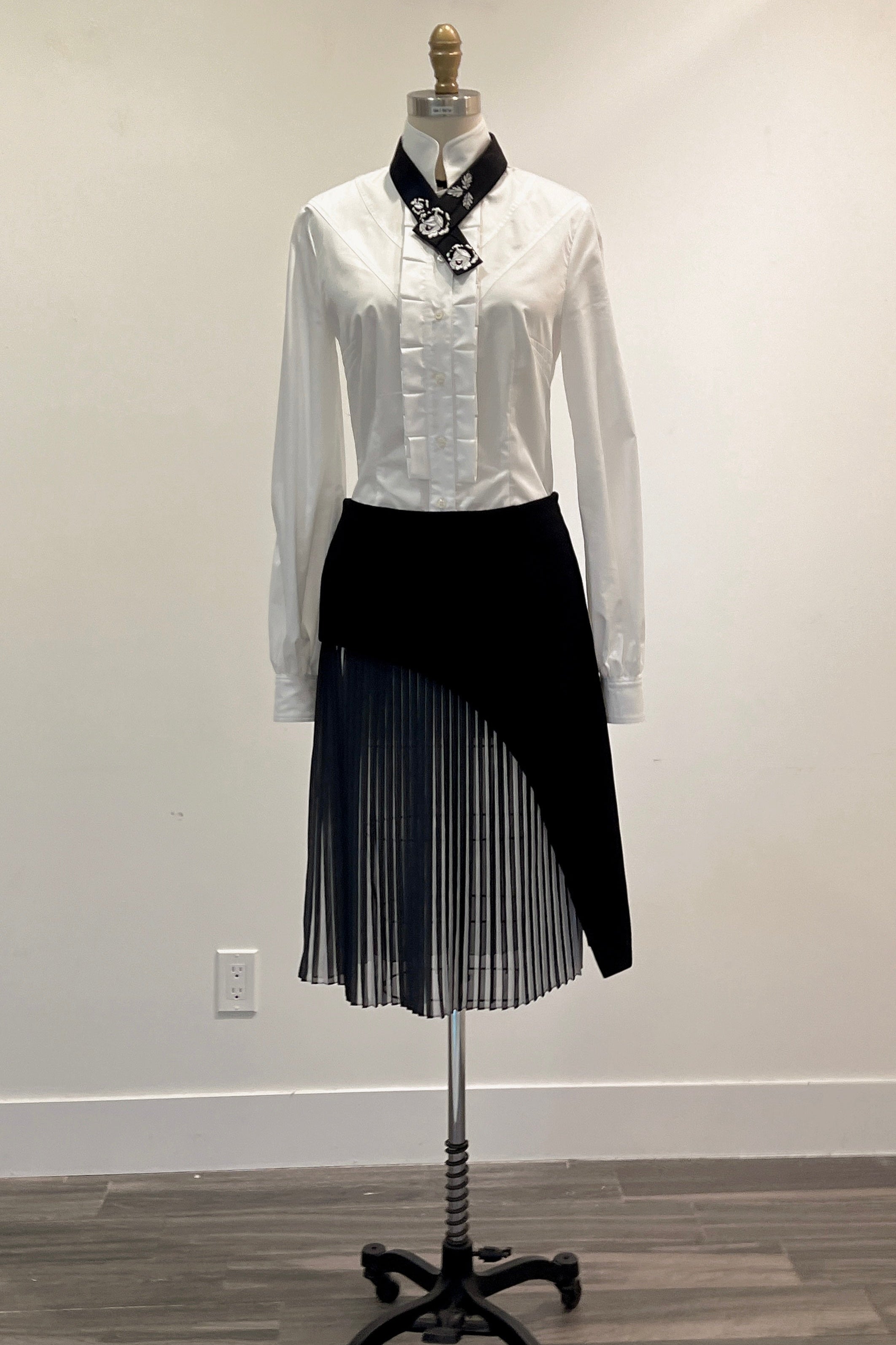 Noir Élan Pleated Skirt