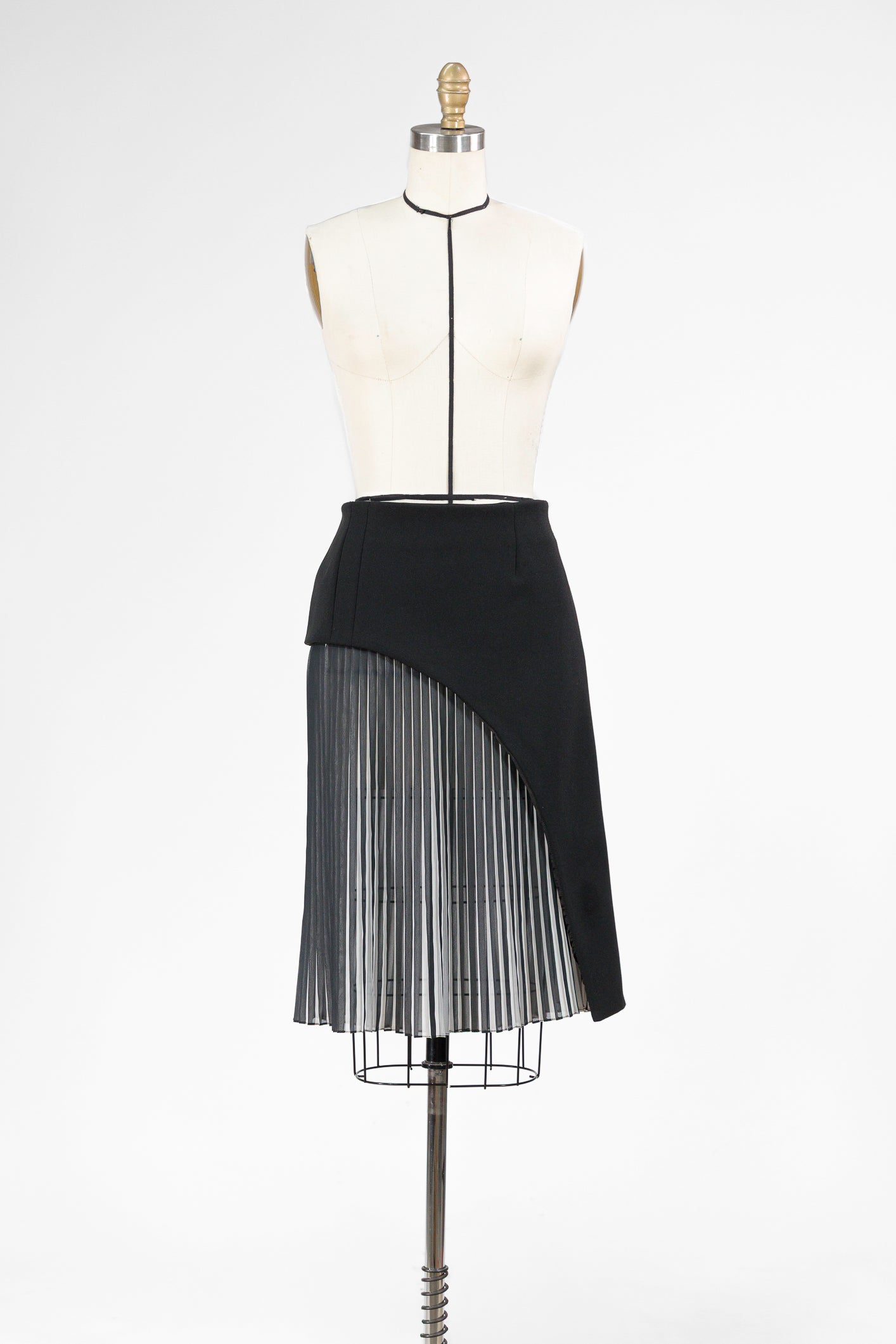 Noir Élan Pleated Skirt